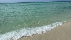 A beach with clear turquoise water and a sandy shore. - Beachfront - Sugar white sand right at your doorstep (Navarre)