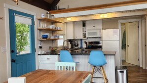 Kaffetrakter/tekoker, kjøleskap, mikrobølgeovn og ovn