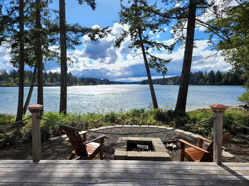 Tranquil Lowbank Waterfront Cottage. 