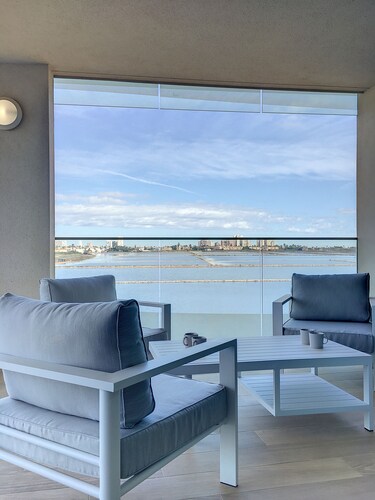 Large sea view balcony, wifi, parking and pool