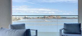 Groot balkon met zeezicht, wifi, parkeerplaats en zwembad