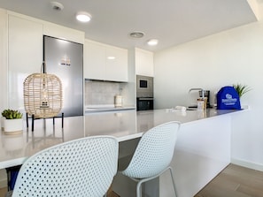 Een koelkast, een microgolfoven, een oven, een kookplaat