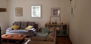 Téléviseur, foyer, livres