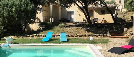 Een buitenzwembad en een verwarmd zwembad