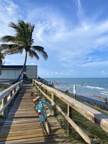 Sunny 2 Bed Apt Steps From Water and 5min to Beach 