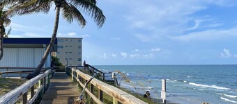 Sunny 1 Bed 2 Bath Apt Steps From Water and 5min to Beach