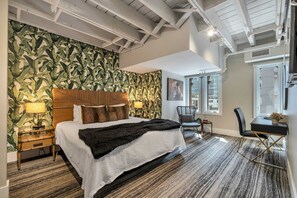 6 Schlafzimmer, Schreibtisch, Bügeleisen/Bügelbrett, WLAN