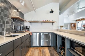 Fridge, microwave, oven, stovetop - Skyline Penthouse 6BR/4,400 sq ft Walk to Broadway (Nashville)