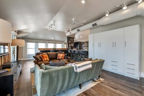 TV, offices - Skyline Penthouse 6BR/4,400 sq ft Walk to Broadway (Nashville)