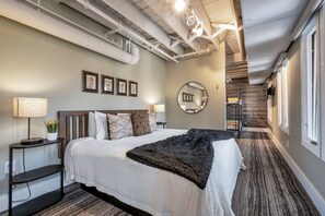 6 bedrooms, desk, iron/ironing board, WiFi - Skyline Penthouse 6BR/4,400 sq ft Walk to Broadway (Nashville)