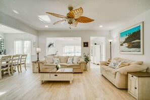 Smart TV, chimenea y libros 