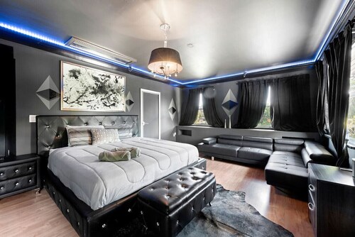 Huge Ultra Estate on an Acre! Night Club, Gameroom, Hot-Tub. Pool, Tiki