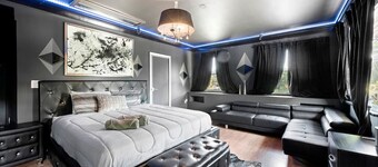 Huge Ultra Estate on an Acre! Night Club, Gameroom, Hot-Tub. Pool, Tiki