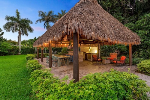 Huge Ultra Estate on an Acre! Night Club, Gameroom, Hot-Tub. Pool, Tiki