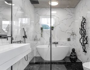 Shower, toilet paper - Modern new house in a amazing nature. (Hveragerði)