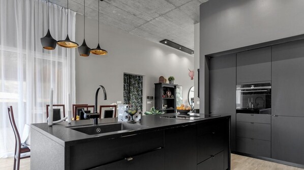 Réfrigérateur, micro-ondes, four, plaque de cuisson