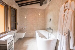 Douche, sèche-cheveux, bidet, serviettes fournies