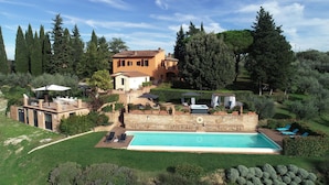 A large house with a swimming pool, outdoor seating, and a garden. - VILLA BELLAVISTA-TUSCANY-POOL -JACUZZI- breath-taking view-great for family (Toscana)