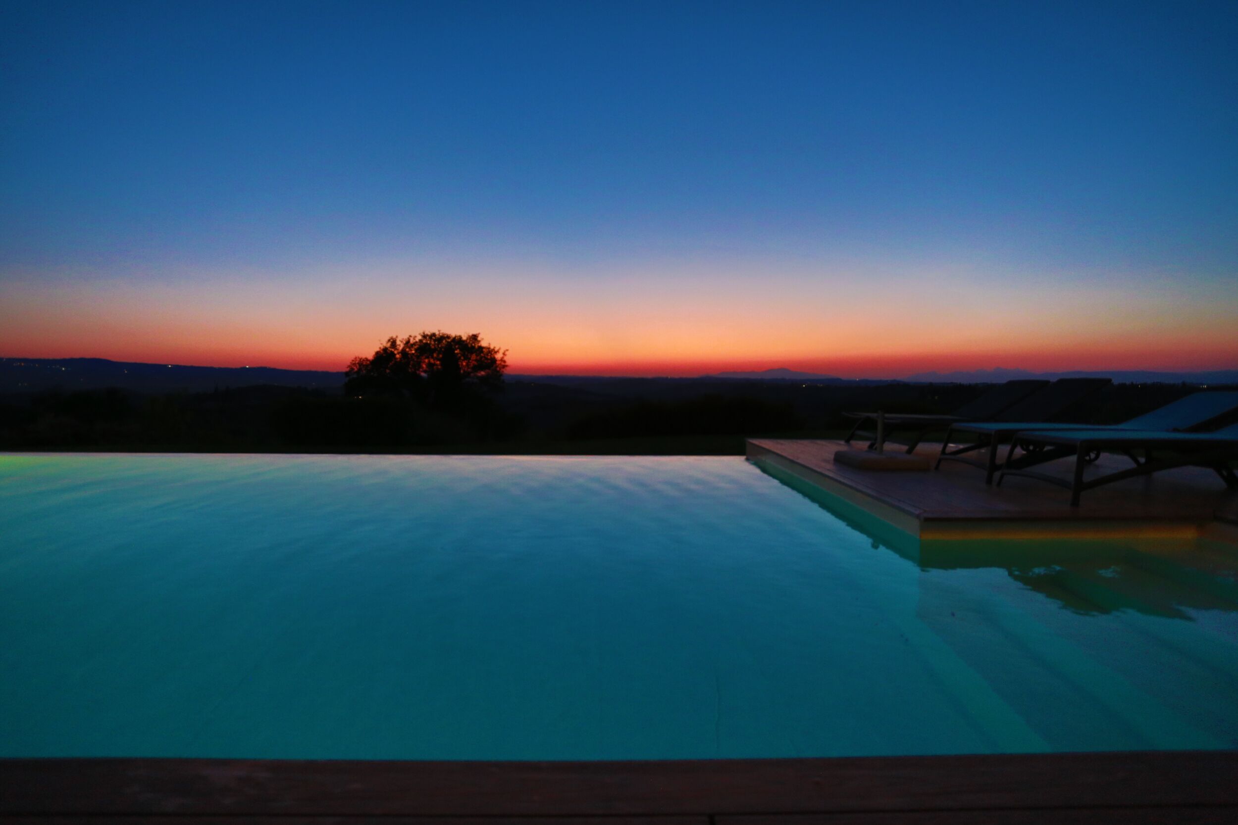 Utendørsbasseng og et oppvarmet basseng