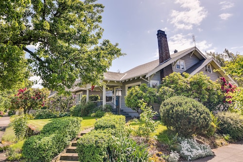 Walk to Williams District: Home w/ Hot Tub & Patio