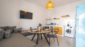Junior-Villa | Wohnbereich | 40-Zoll-Smart-TV mit Satellitenempfang, Fernseher