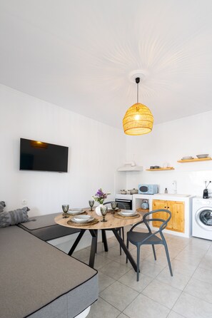 Junior villa | Privékeuken | Een koelkast/vriezer, een magnetron, een oven, een espressoapparaat