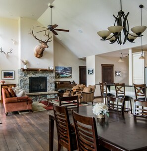 Smart TV, chimenea, reproductor de DVD y futbolito 