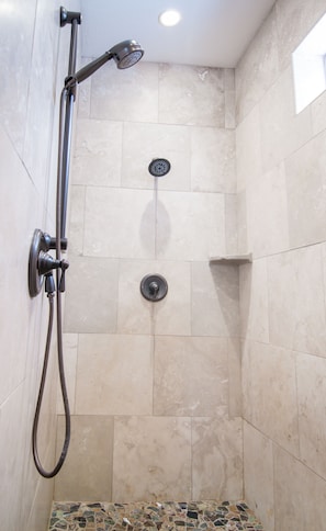 Bruser, hårtørrer, bidet, håndklæder