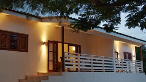 Una casa moderna con una escalera que lleva a un balcón.