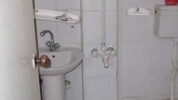 Standard-Doppelzimmer | Badezimmer | Dusche, Designer-Toilettenartikel, Handtücher, Seife