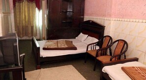 Habitación estándar doble | Tabla de planchar con plancha, wifi gratis, ropa de cama