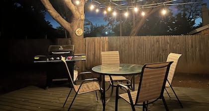 Pet Friendly, Modern Smart Home close to Airports & Stadiums