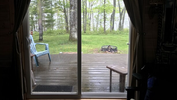 Ein Zimmer mit einer Schiebetür und Zugang zu einer Terrasse.