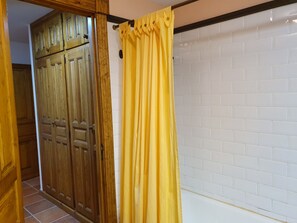 Haartrockner, Handtücher, Seife, Shampoo