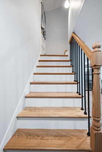 Modern, 2-bedroom apt., 15 minute drive to Lake Michigan, FREE parking spot.