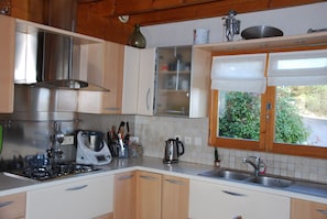 Fridge, microwave, oven, dishwasher - Chalet near Annecy (Poisy)