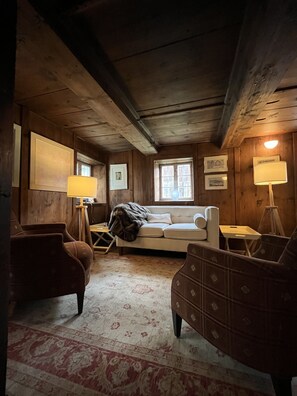 Fireplace, books - Historisches Bauernhaus von 1604 - Zum Ambtbauer (Fuchstal)