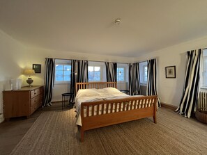 5 quartos, escrivaninha, ferros/tábuas de passar roupa, berço de viagem