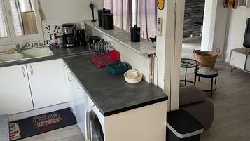 Cafetière/bouilloire, réfrigérateur, micro-ondes, plaque de cuisson