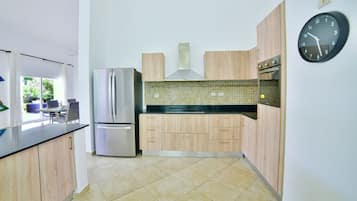 Biệt thự Exclusive | Bếp riêng | Tủ lạnh, lò vi sóng, lò nướng, máy rửa bát