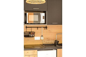 Frigorifero, microonde, piano cottura, macchina per tè/caffè