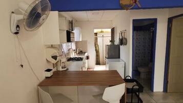 Réfrigérateur, micro-ondes, plaque de cuisson, cafetiÚre/bouilloire