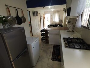Refrigerador, microondas, parrilla de estufa y cafetera y tetera 