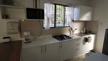 Réfrigérateur, micro-ondes, plaque de cuisson, cafetiÚre/bouilloire