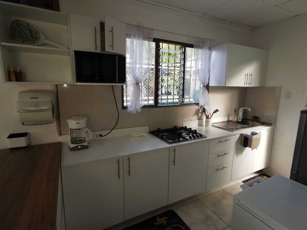 Réfrigérateur, micro-ondes, plaque de cuisson, cafetière/bouilloire