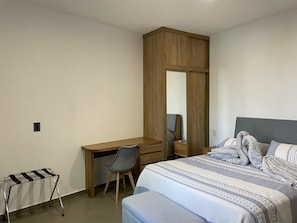 2 habitaciones, escritorio, tabla de planchar con plancha y wifi gratis