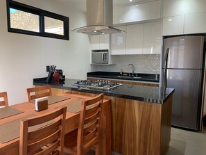 Kühlschrank, Mikrowelle, Herdplatte, Wasserkocher mit Kaffee-/Teezubehör