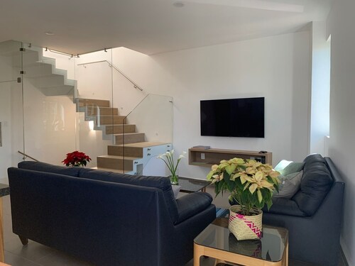 Modern 2 bedroom apartment, a short walk from downtown.