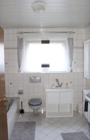 Douche, sèche-cheveux, bidet, serviettes fournies