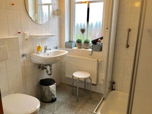 Douche, séchoir à cheveux, papier de toilette